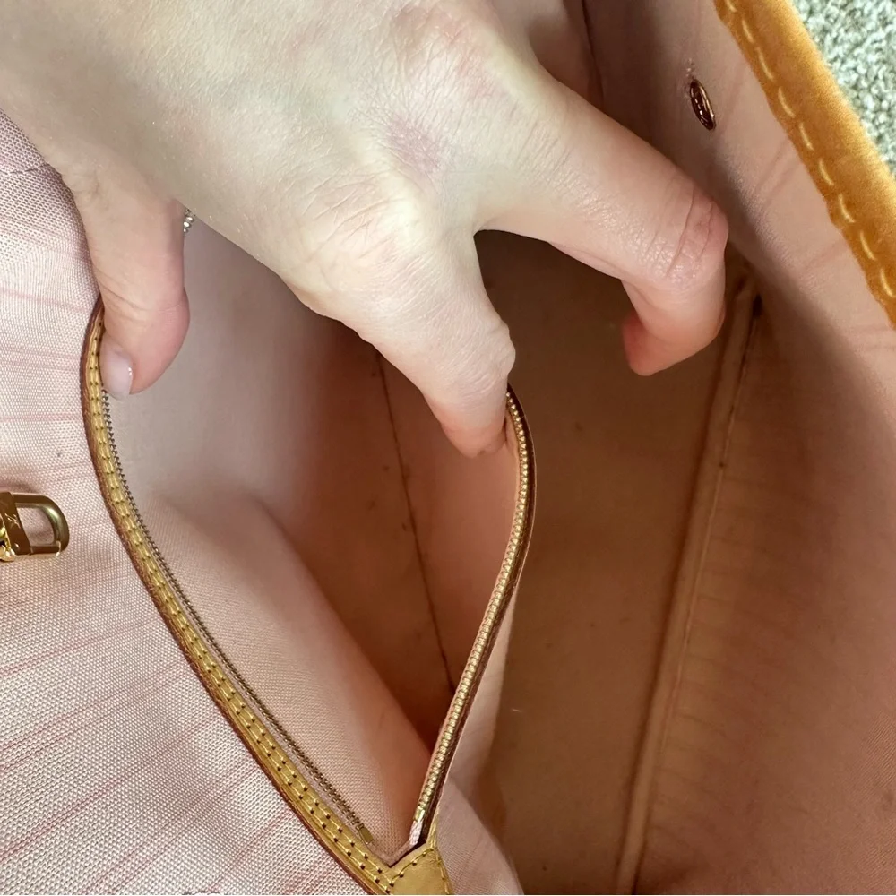 Louis Vuitton Neverfull Rose Ballerine MM White
Damier Azur Canvas - Picture 9 of 13